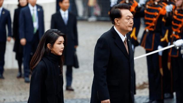 尹锡悦与妻金建希面临多项指控。